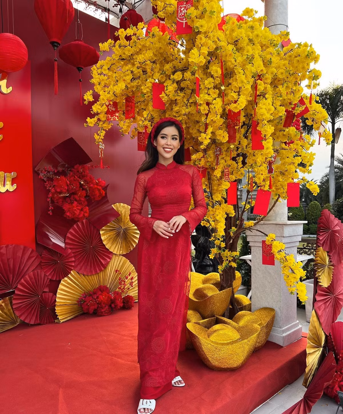 Trong dịp Tết Quý Mão 2023, biệt thự kết hợp giữa sắc đỏ và vàng. Ảnh: FBNV