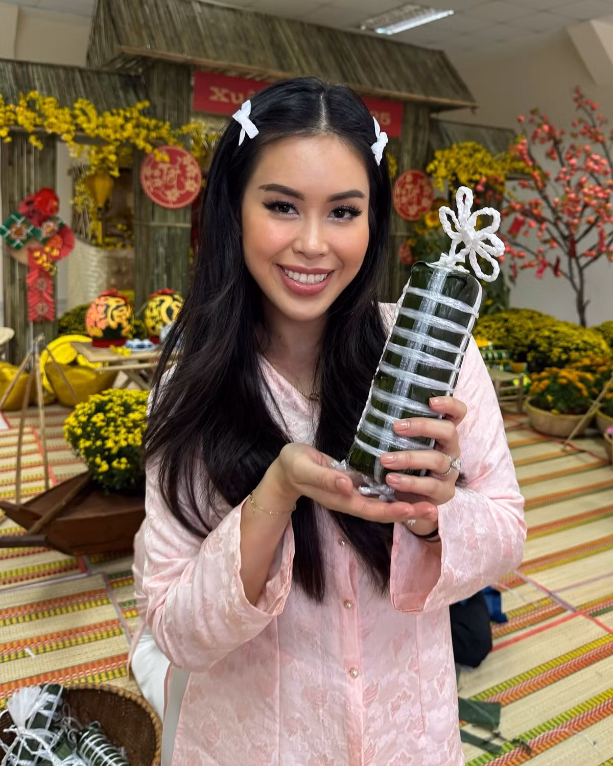 Không khí gói bánh tét ở nhà Tiên Nguyễn dịp Tết Ất Tỵ 2025. Ảnh: FBNV