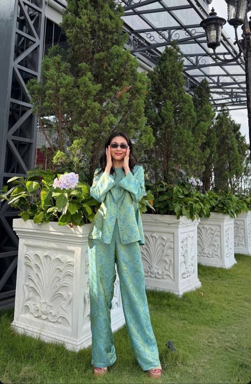 Tăng Thanh Hà ăn diện giản dị, thả dáng sương sương trong khuôn viên sân vườn ngập cây xanh. Ảnh: Instagram nhân vật