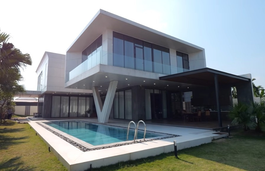 Mang tinh thần nghỉ dưỡng, thiết kế bên ngoài công trình khá thông thoáng, sử dụng nhiều cửa kính. Ảnh chụp màn hình