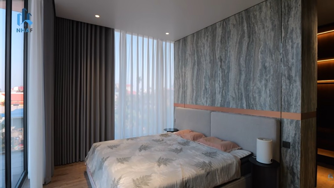 Tầng 2 gồm 3 phòng ngủ, trong đó, phòng ngủ master được bố trí ở vị trí đẹp nhất. Ảnh chụp màn hình