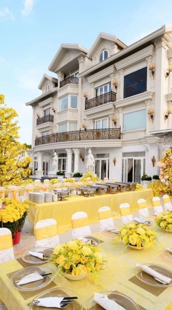 Mới đây, Tiên Nguyễn xả kho ảnh trang trí Tết trong nhà mình khiến dân tình không khỏi trầm trồ. Theo đó, biệt thự view sông Sài Gòn nhà tỷ phú Johnathan Hạnh Nguyễn được phủ một màu vàng rực rỡ từ trong ra ngoài. Ảnh: FBNV