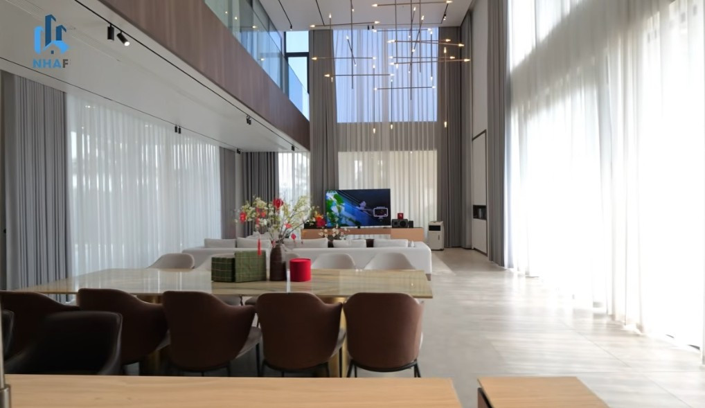 Bên trong nhà, không gian sinh hoạt chung gồm phòng khách, bếp và phòng ăn được bố trí cùng một trục dọc giúp các thành viên trong gia đình dễ dàng kết nối với nhau. Ảnh chụp màn hình