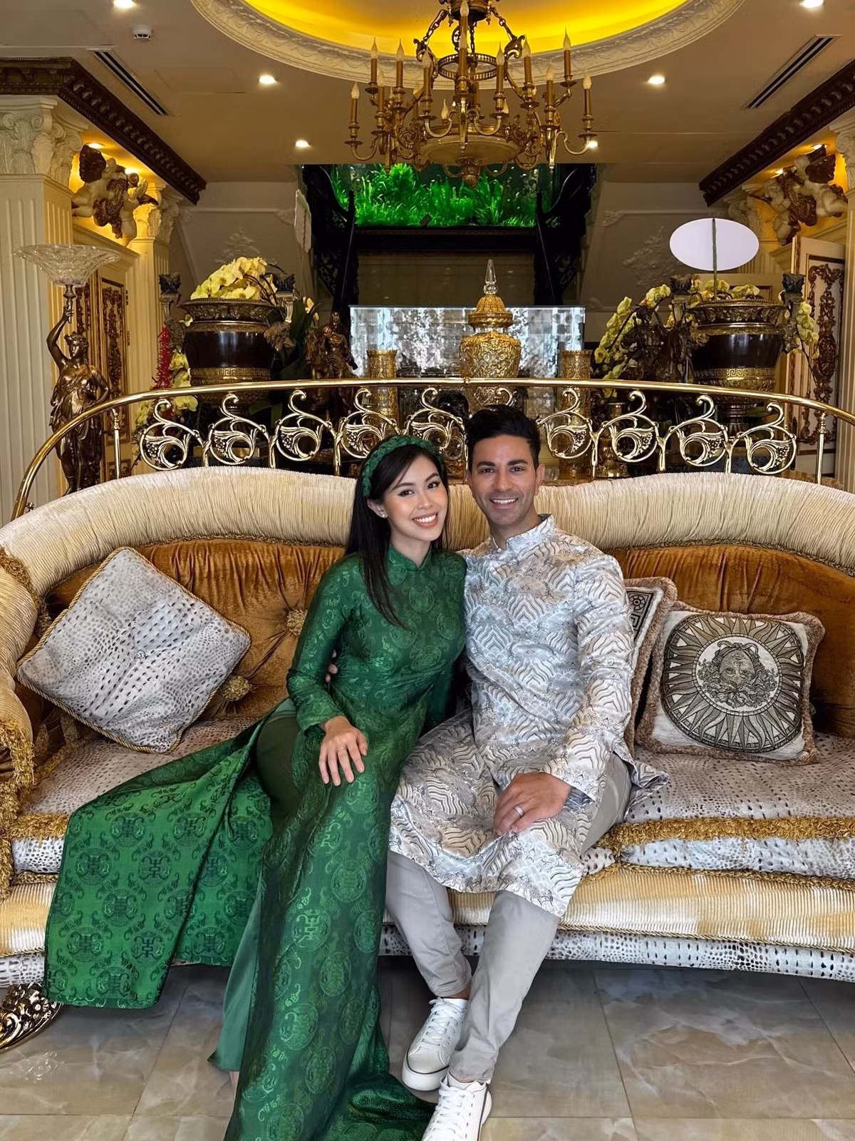 Vợ chồng Tiên Nguyễn hào hứng check-in trong biệt thự ngày Tết. Ảnh: FBNV