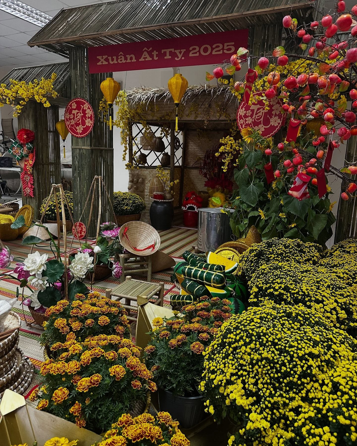 Các năm trước, biệt thự nhà tỷ phú Johnathan Hạnh Nguyễn cũng được trang hoàng lộng lẫy với màu vàng và các loại hoa. Ảnh: FBNV