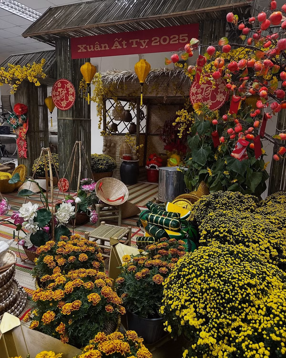 Các năm trước, biệt thự nhà tỷ phú Johnathan Hạnh Nguyễn cũng được trang hoàng lộng lẫy với màu vàng và các loại hoa. Ảnh: FBNV