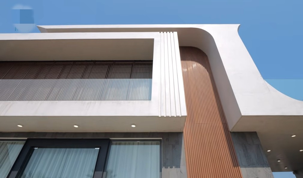 Mặt ngoài căn nhà có những đường nét vuông vắn, khối hình được xếp có chủ đích. Ảnh chụp màn hình