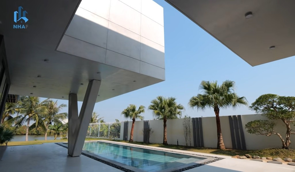 Phía sau nhà còn có một hồ bơi lớn, mang đến cảm giác như ở gần biển. Ảnh chụp màn hình