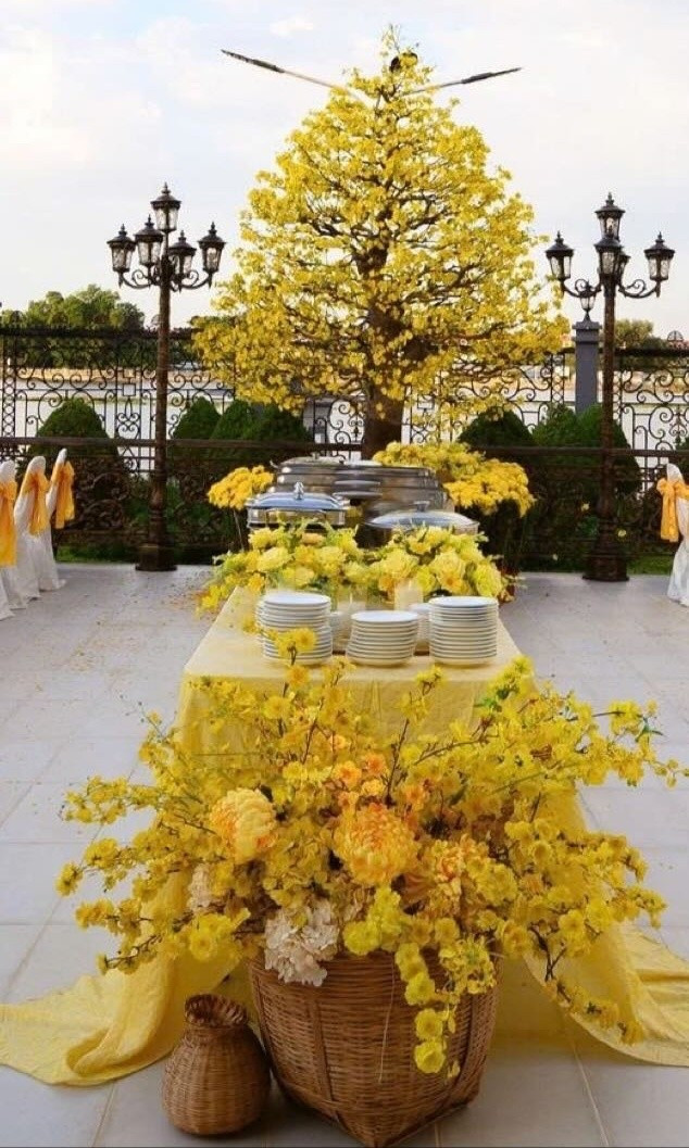 Không gian sân vườn trang trí nhiều loại hoa màu vàng như hoa cúc, lan vũ nữ, cẩm tú cầu... Ảnh: FBNV