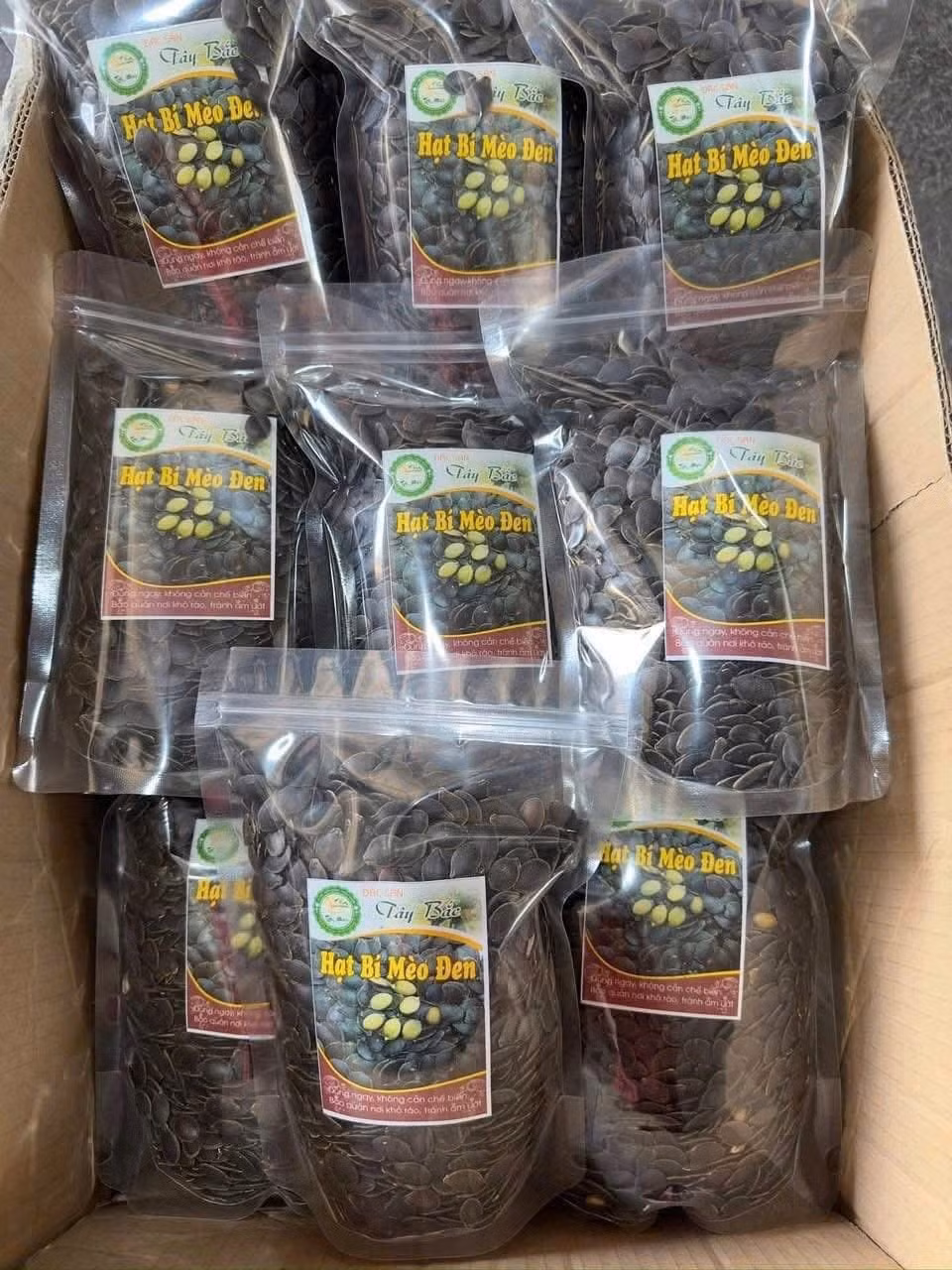 Trước kia, bí mèo đen chủ yếu mọc dại, ít có giá trị kinh tế. Nhưng vài năm gần đây, hạt bí mèo đen phổ biến hơn và trở thành mặt hàng được ưa chuộng, đặc biệt là vào dịp Tết. Ảnh: Facebook