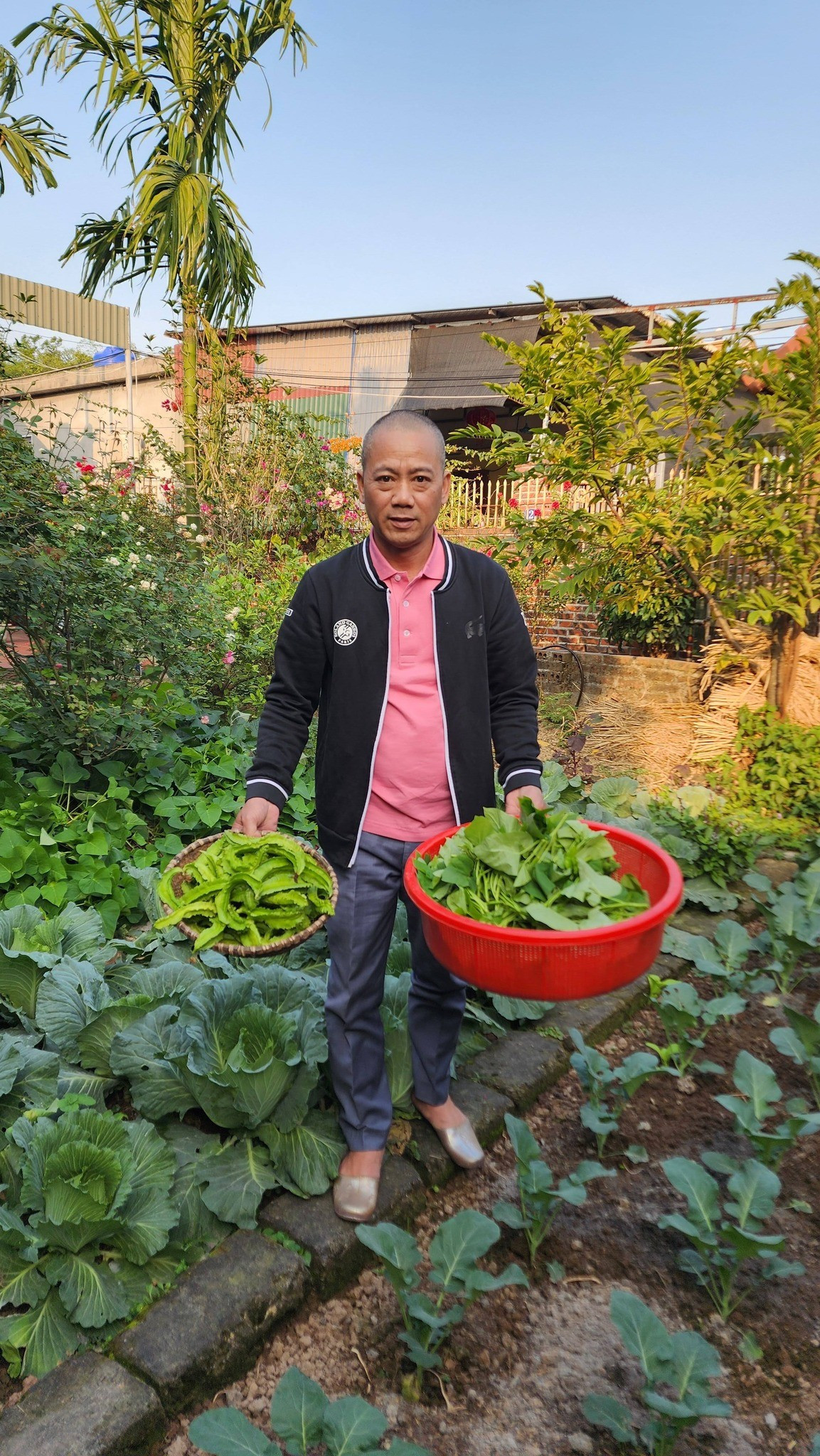 Ngoài ra, Bình Trọng còn sở hữu một ngôi nhà vườn giản dị ở quê với khu vườn xanh mướt. Ảnh: FBNV