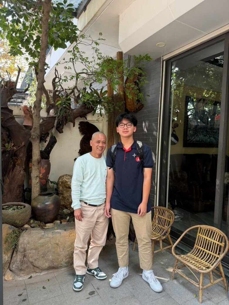 Ngay lối vào nhà là khoảng sân vườn xanh mát kết hợp kiến trúc hiện đại và tiểu cảnh. Ảnh: FBNV