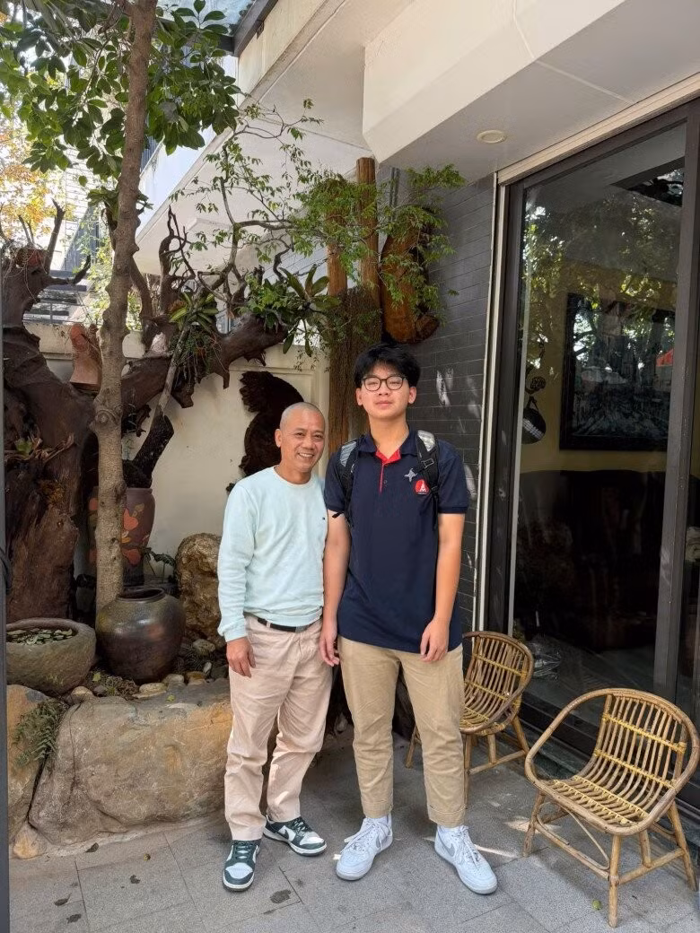 Ngay lối vào nhà là khoảng sân vườn xanh mát kết hợp kiến trúc hiện đại và tiểu cảnh. Ảnh: FBNV