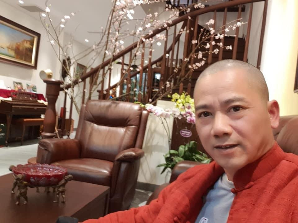 Một góc phòng khách trong nhà đạo diễn Bình Trọng dịp Tết. Ảnh: FBNV