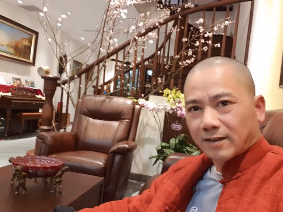 Một góc phòng khách trong nhà đạo diễn Bình Trọng dịp Tết. Ảnh: FBNV