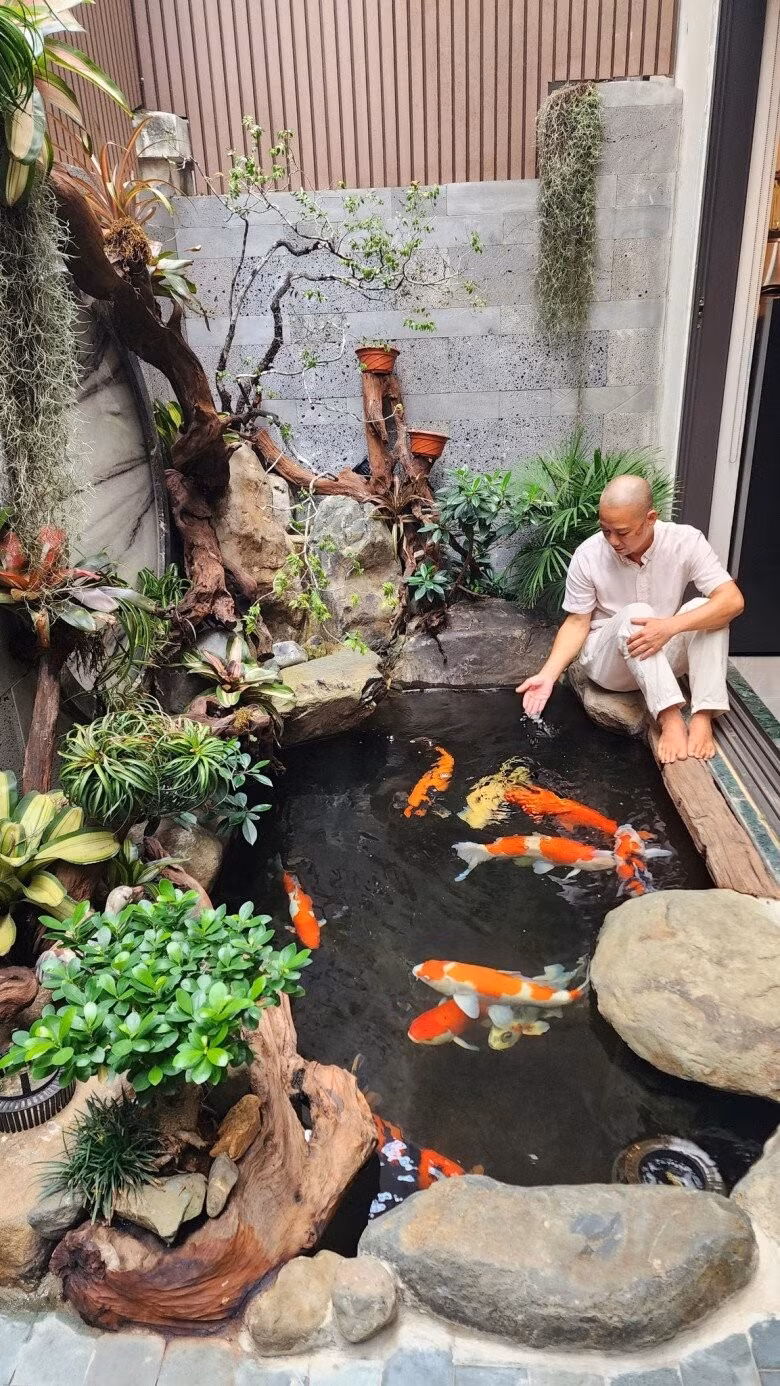 Điểm nhấn trong ngôi nhà là hồ cá Koi tuyệt đẹp. Ảnh: FBNV
