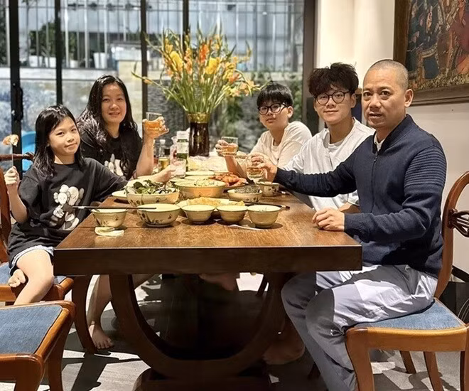 Hiện tại, đạo diễn Bình Trọng sống cùng vợ, con trong căn nhà 4 tầng khang trang ở Hà Nội. Ảnh: FBNV