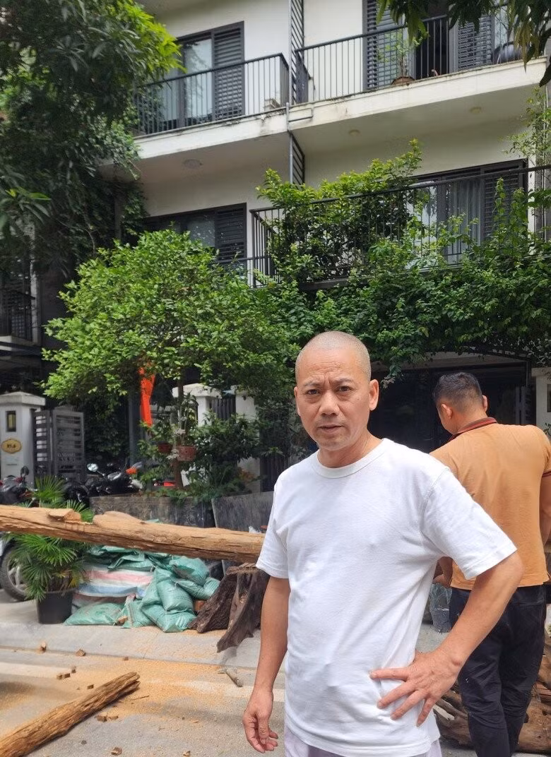 Căn nhà của nam đạo diễn không theo đuổi sự hào nhoáng một cách phô trương mà tập trung vào sự tĩnh lặng. Ảnh: FBNV