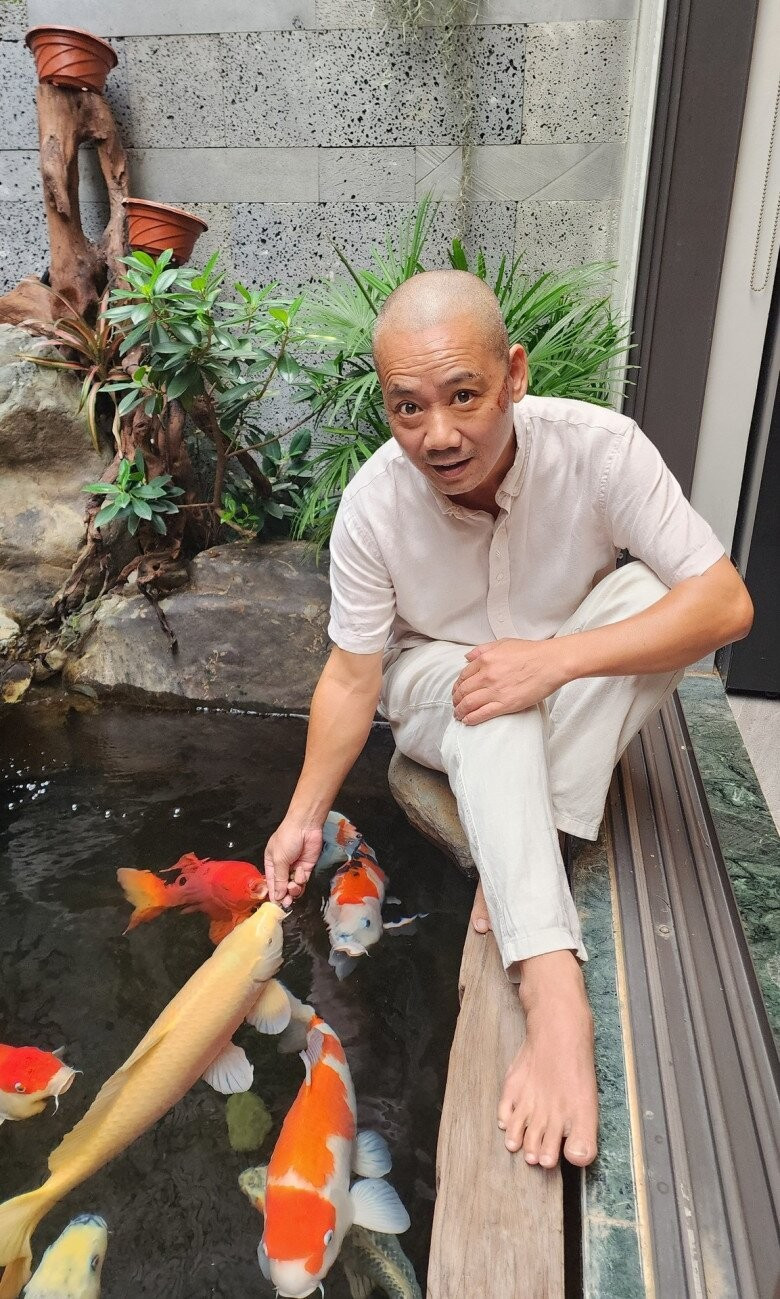 Khu vực hồ cá là nơi Bình Trọng dành nhiều thời gian chăm sóc và thư giãn. Ảnh: FBNV