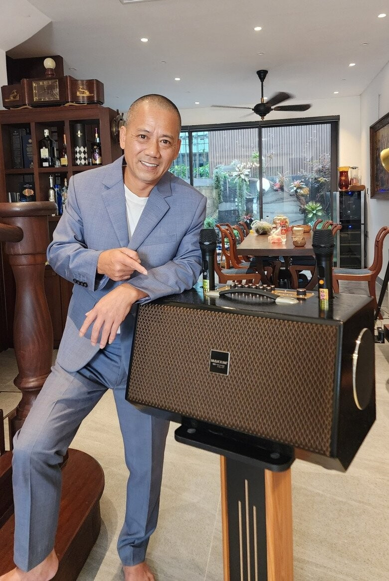 Phòng khách rộng rãi với nội thất gỗ cao cấp. Ảnh: FBNV