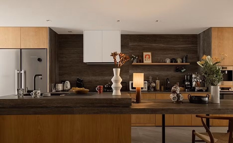 Điểm nhấn của tầng 1 là đảo bếp dài 3,6 mét. Ảnh: Toutiao