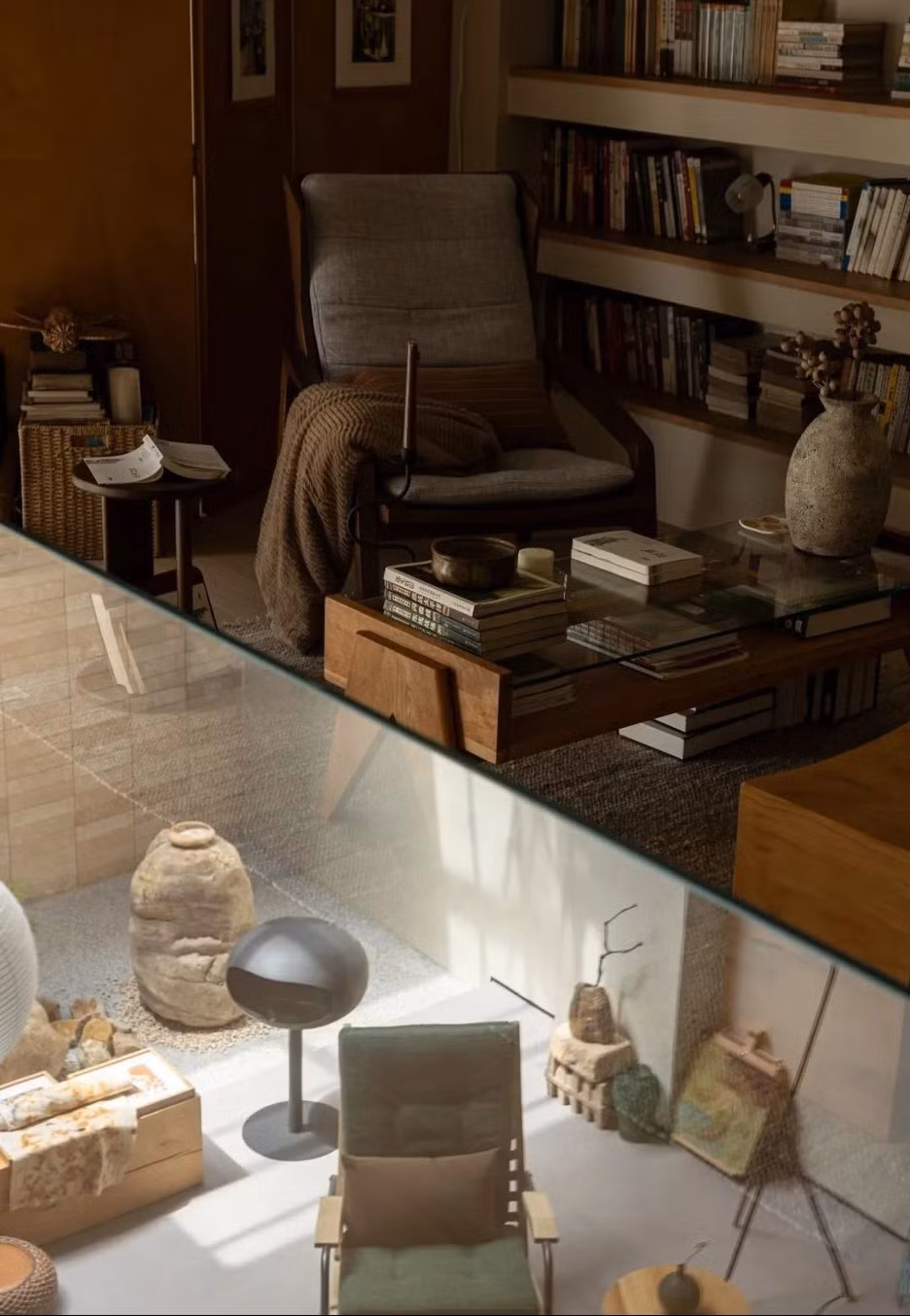 Gác lửng cao 4,9m được cải tạo thành phòng học, nơi đặt những món đồ yêu thích như tranh, đèn, sách, kỷ vật...Ảnh: Toutiao