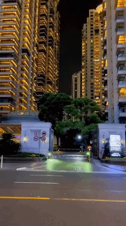 Ngoài mức giá đắt đỏ, phong cách sống tại khu chung cư này cũng khiến nhiều người trầm trồ: bảo vệ có thể là các võ sư, bảo mẫu/người giúp việc lái Mercedes sang chảnh đi chợ...Ảnh chụp màn hình