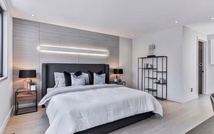 Một lỗi phổ biến hiện nay là tận dụng phòng ngủ để đồ đạc bừa bãi hoặc đặt bàn làm việc quá gần giường. Sự lộn xộn về thị giác khiến não bộ không thể thư giãn. Ảnh: Halman Thompson