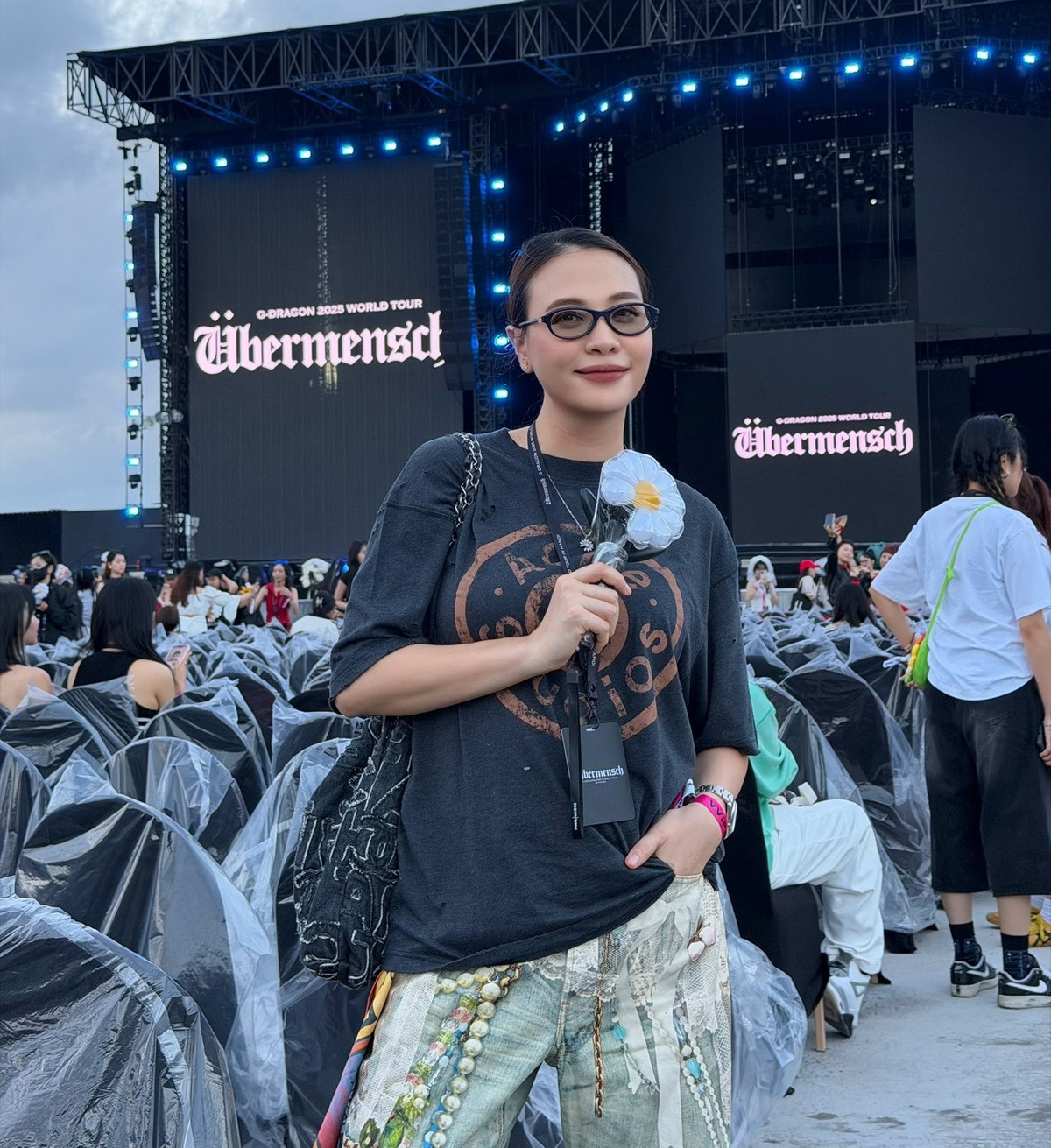 Cùng với đó, Đàm Thu Trang còn đeo túi xách Chanel 22 chất liệu denim 6.000 USD (hơn 158 triệu đồng). Ảnh: FBNV