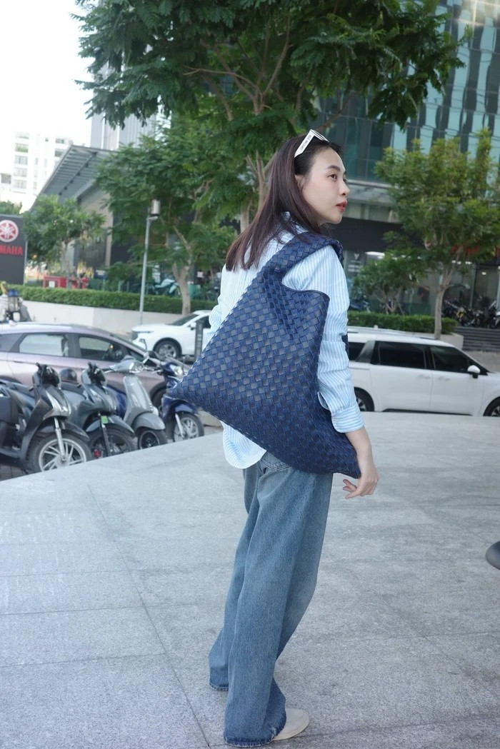 Người đẹp ưu tiên sự thoải mái và thanh lịch, chọn các tông màu trung tính như trắng, be, ghi xám, giúp hình ảnh luôn sang trọng mà không phô trương. Ảnh: FBNV