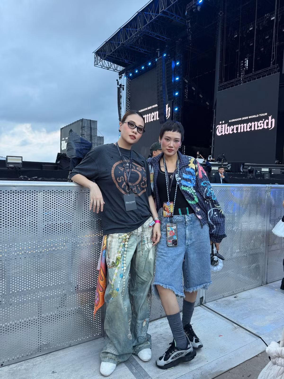 Ngoài ra, Đàm Thu Trang đeo đồng hồ Rolex Oyster Perpetual 41 mm giá hơn 183 triệu đồng. Ảnh: FBNV