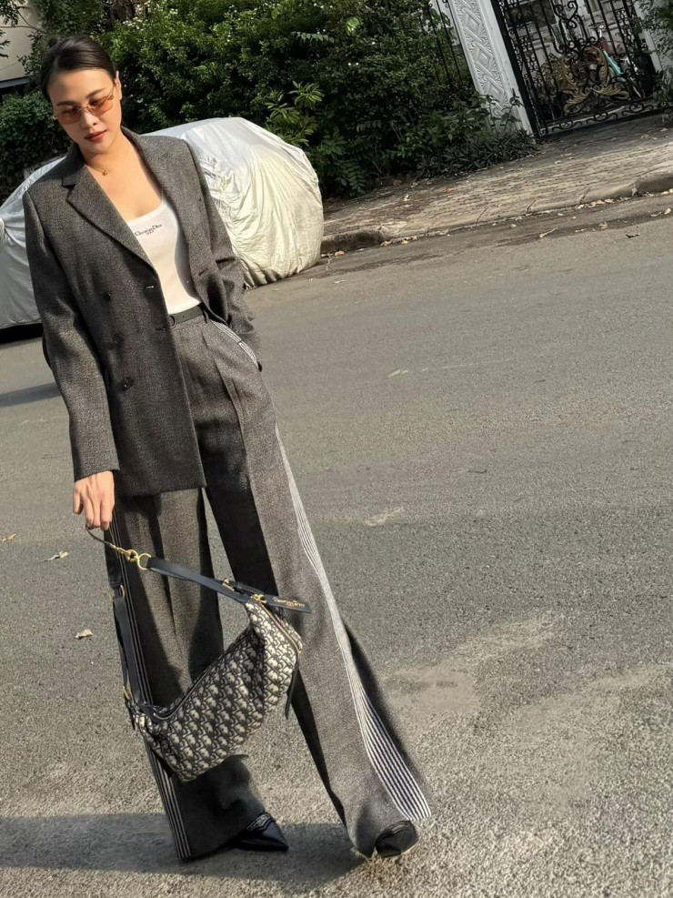 Người đẹp ưu tiên sự thoải mái và thanh lịch, chọn các tông màu trung tính như trắng, be, ghi xám, giúp hình ảnh luôn sang trọng mà không phô trương. Ảnh: FBNV