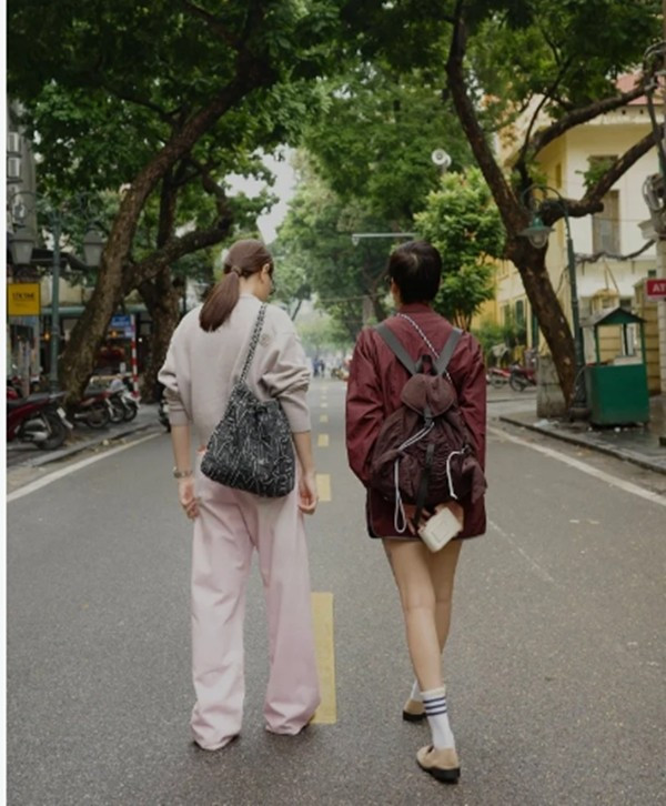 Trước khi đến đêm nhạc của G-Dragon, chiếc túi hàng hiệu này đã được người đẹp mang đi dạo phố Hà Nội. Ảnh: FBNV