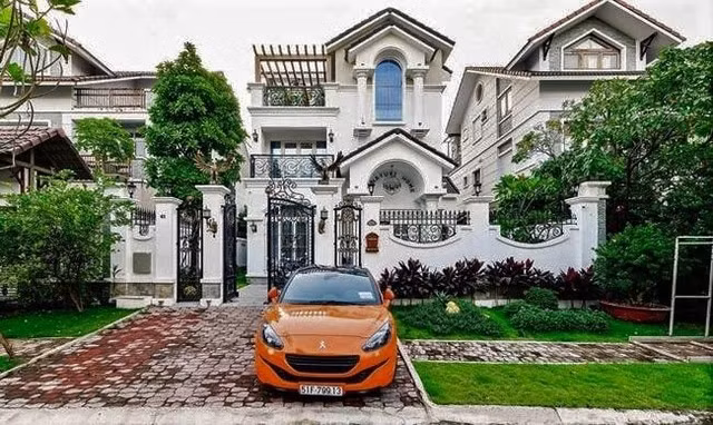 Ngoài ra, vợ chồng Đoàn Di Băng còn sở hữu một căn biệt thự khác ở quận 7 (cũ) được dùng làm trụ sở công ty, có tên Hanayuki House. Ảnh: FBNV