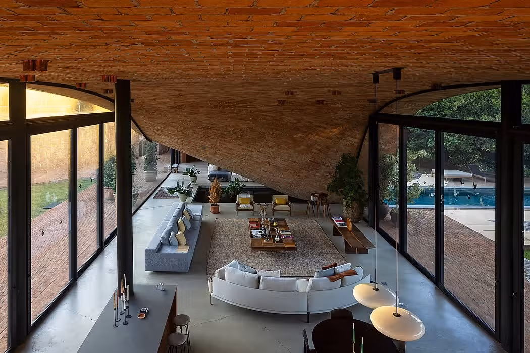 Các ô cửa được bố trí thẳng hàng để đón gió, nhờ đó hệ thống thông gió chéo giúp đẩy không khí ấm từ các phòng lớn ra ngoài. Ảnh: Homeadore