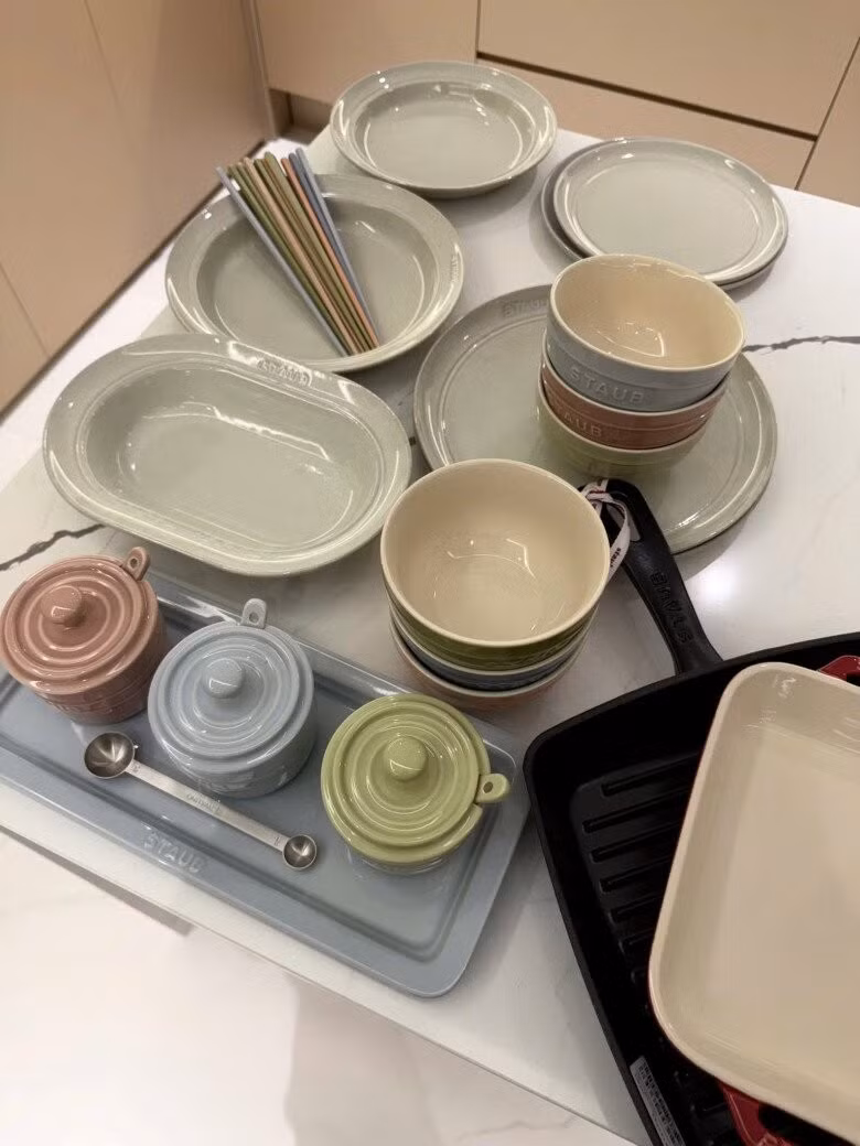 Những thiết bị gia dụng và bộ đồ ăn cao cấp mang đến vẻ đẹp sang trọng cho căn bếp. Ảnh: FBNV