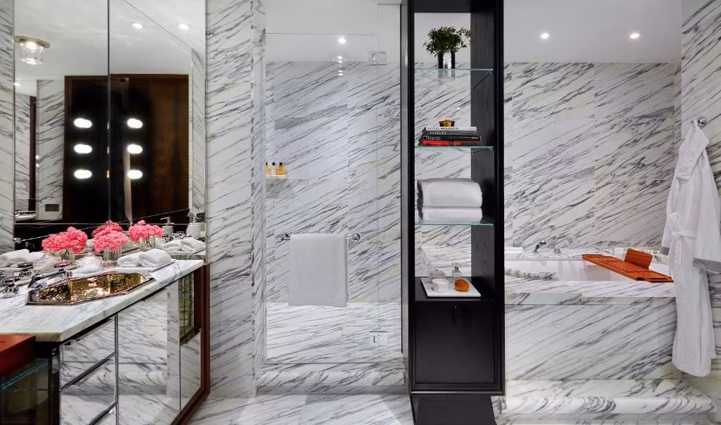 Phòng tắm được ốp đá cẩm thạch, trang bị bồn tắm bồn rửa đôi, vòi sen đôi và gương vô cực. Ảnh: Booking