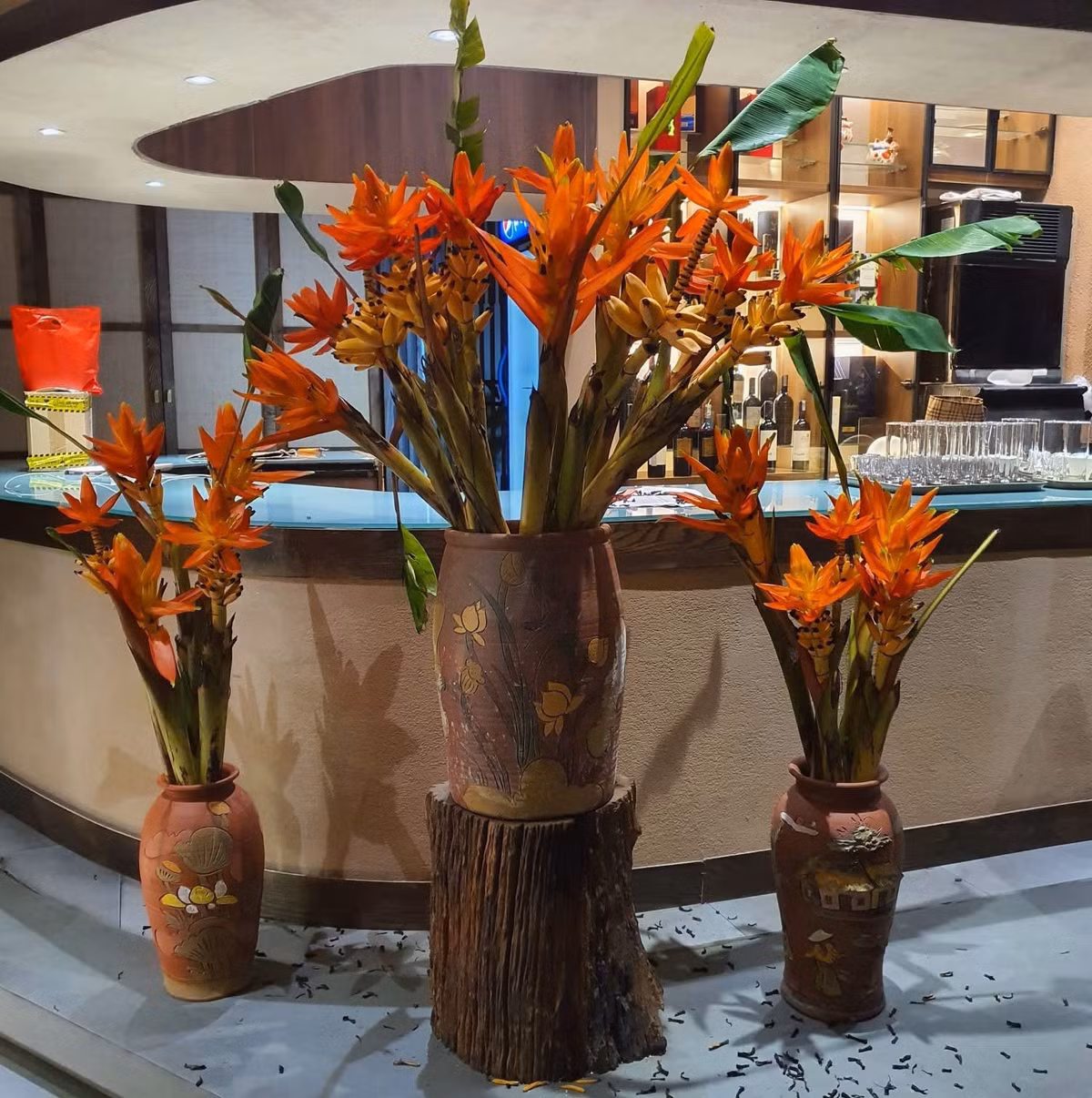 Đặc biệt, hoa chuối đuốc màu đỏ tươi, xen lẫn với những quả chuối nhỏ màu vàng trông rất đẹp mắt. Ảnh: FB Dương Hiền