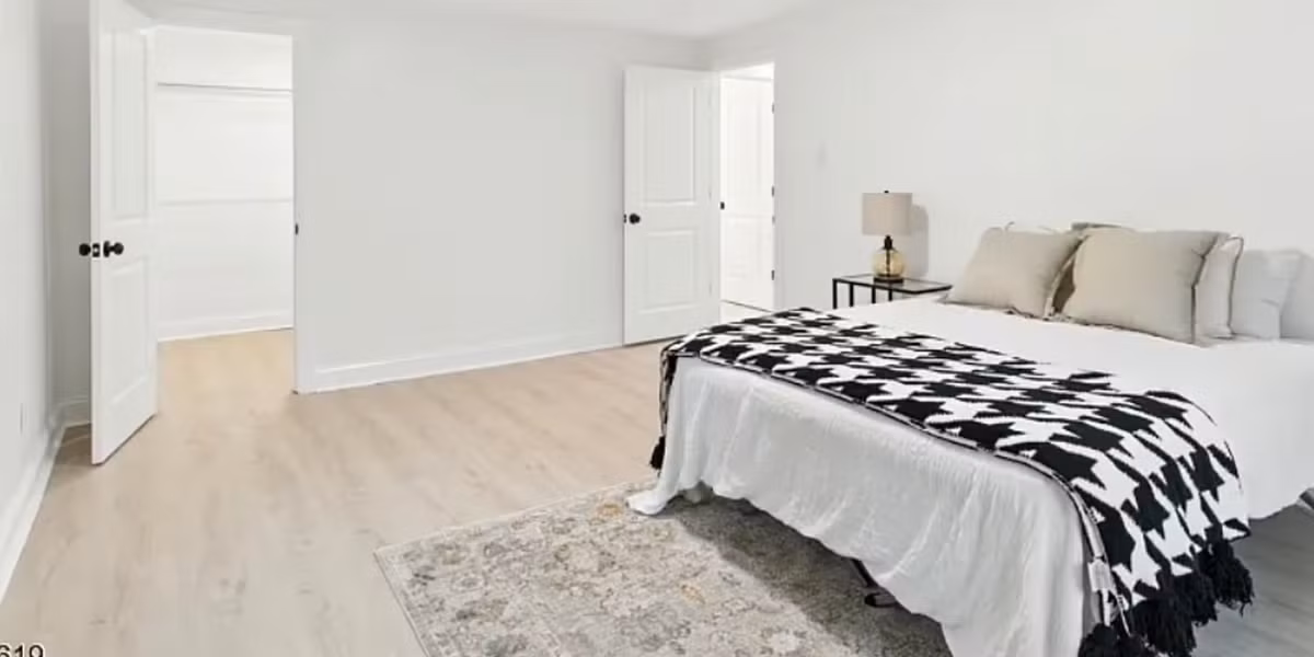 Phòng ngủ rộng rãi với màu trắng chủ đạo. Ảnh: Brendan DaSilva