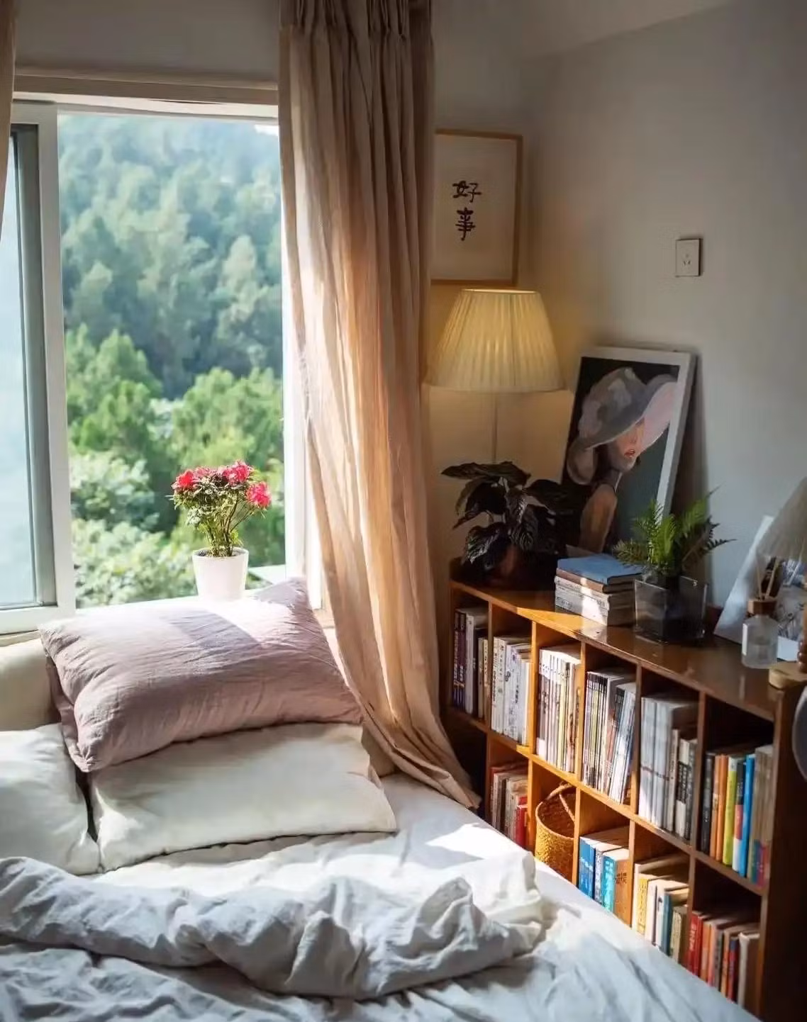 Phòng làm việc của cháu gái ngập tràn ánh nắng. Ảnh: Baidu