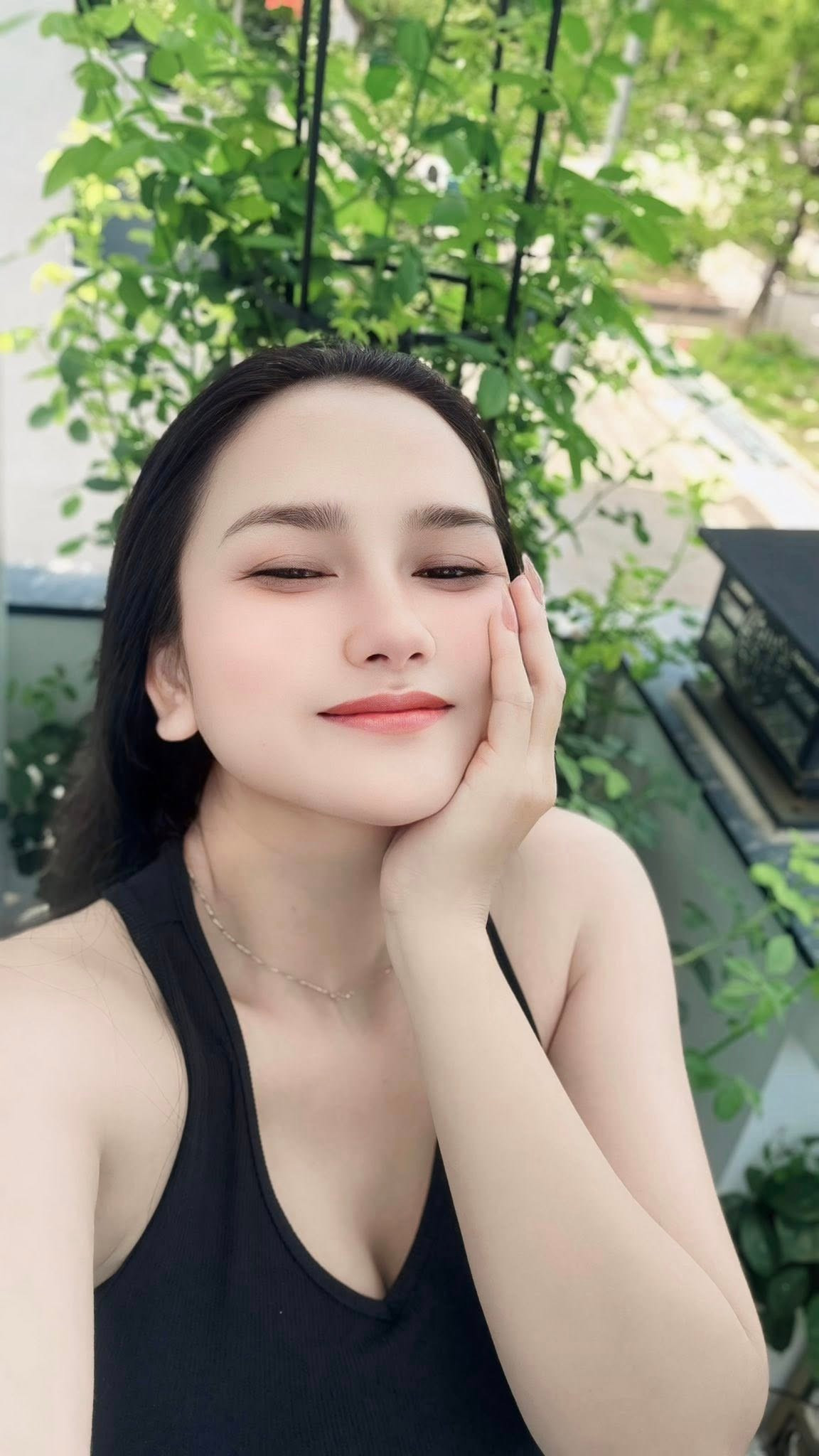 Trong biệt thự, bà xã Khánh Đơn - Huỳnh Như rất thích khu vườn và cảm thấy "an yên mỗi sáng". Ảnh: FB Huỳnh Như