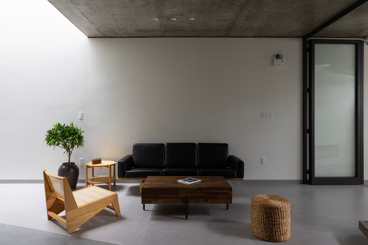 Ánh sáng và bóng tối thay đổi liên tục làm sống động các bề mặt bê tông thô, cho phép người sử dụng cảm nhận thời gian và không khí suốt cả ngày. Ảnh: HungHoa