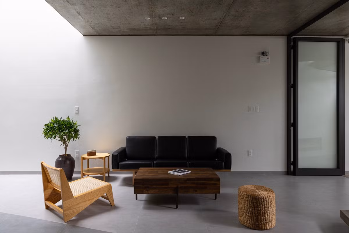 Ánh sáng và bóng tối thay đổi liên tục làm sống động các bề mặt bê tông thô, cho phép người sử dụng cảm nhận thời gian và không khí suốt cả ngày. Ảnh: HungHoa