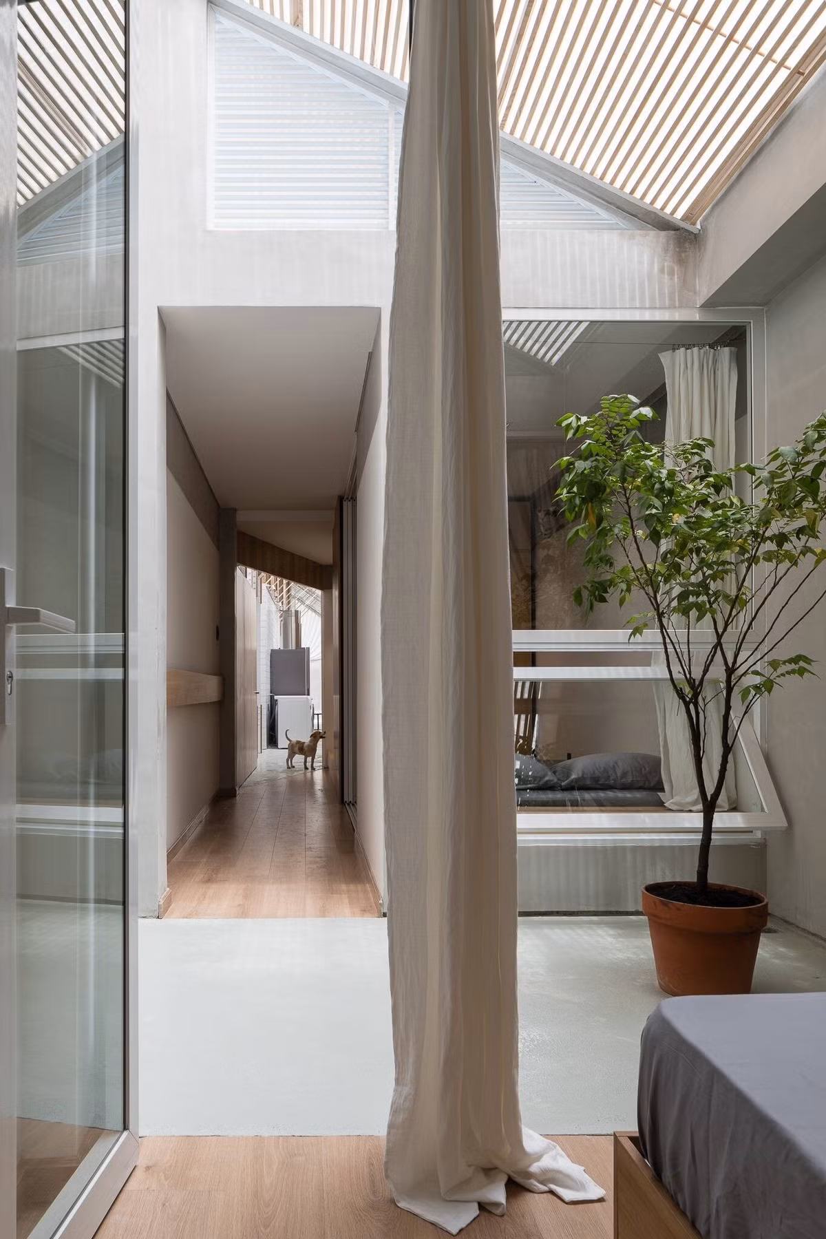 Đi sâu vào trong là không gian riêng tư với 2 phòng ngủ. Ảnh: Quang Trần