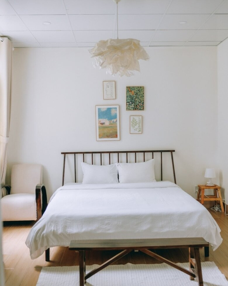 Phòng ngủ được bài trí tối giản. Ảnh: Facebook