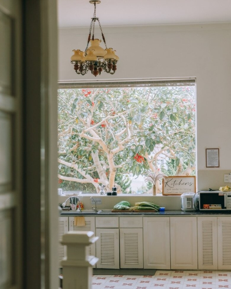 Bếp có cửa sổ hướng khu vườn. Ảnh: Facebook