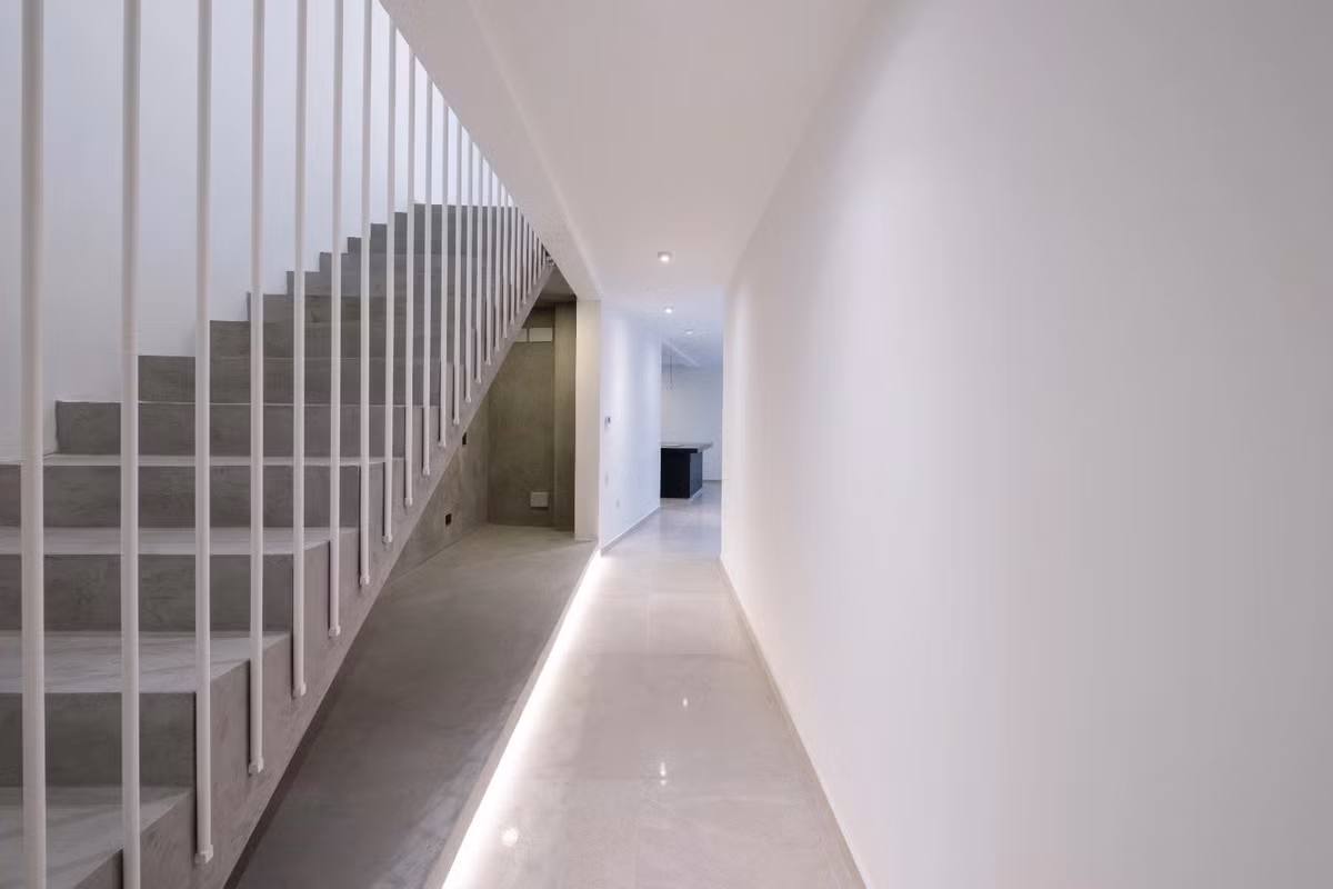 Tay vịn cầu thang sử dụng kim loại mảnh, vừa đảm nhiệm chức năng lưu thông, đồng thời góp phần tăng giá trị thị giác. Ảnh: Amazingarchitecture