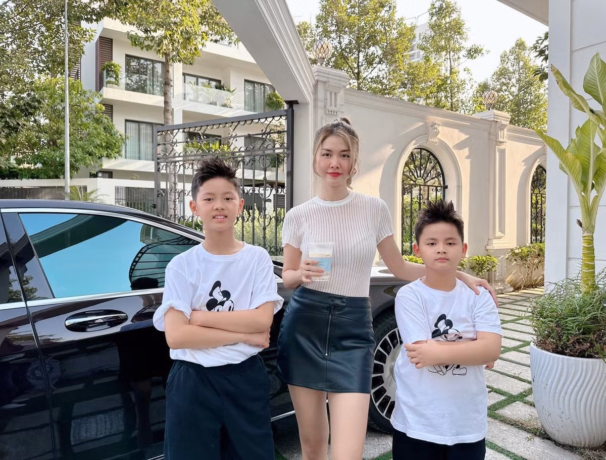 Không gian sống mang lại cho gia đình nam ca sĩ sự tiện nghi, sang trọng, cảm giác bình yên, gắn kết giữa phố thị. Ảnh: FBNV