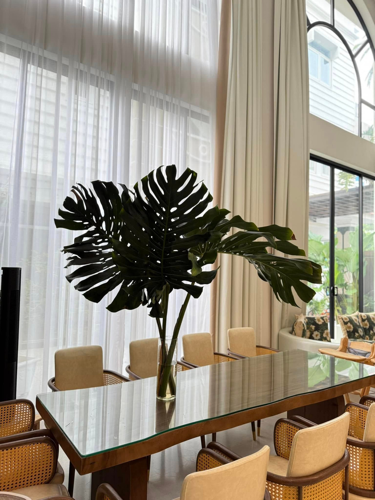 Trên bàn ăn cũng được tô điểm bởi trầu bà lá xẻ. Ảnh: FB Vân Trang