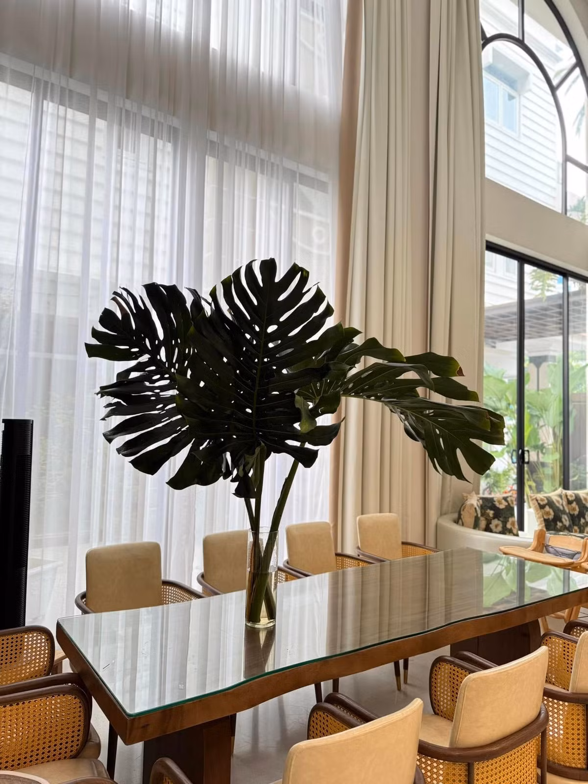 Trên bàn ăn cũng được tô điểm bởi trầu bà lá xẻ. Ảnh: FB Vân Trang